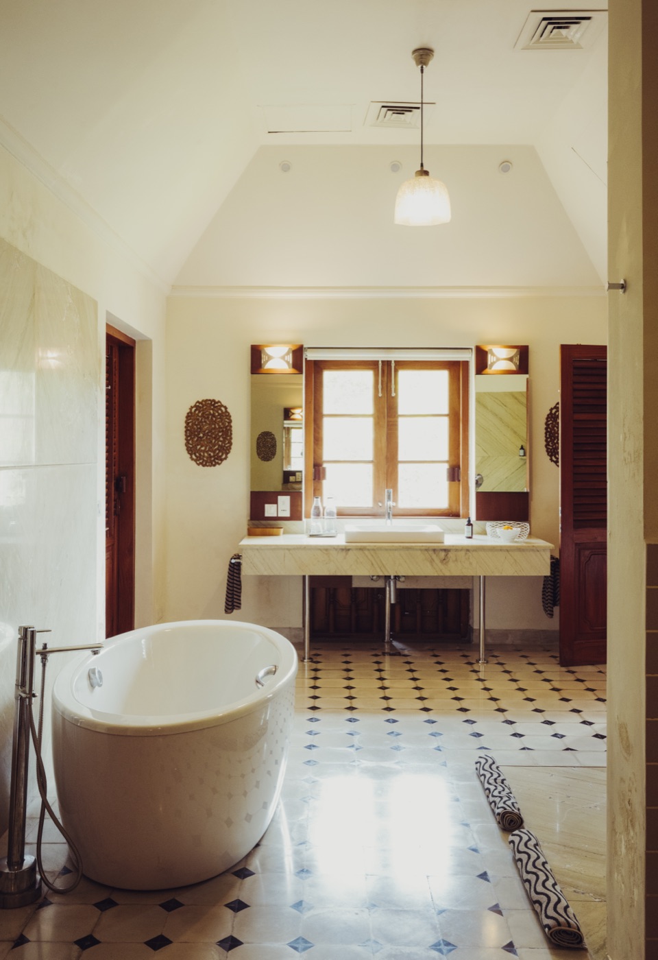 Freestanding bathtub